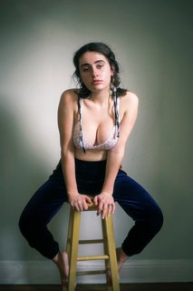 Rachel Sennott feet photo thumbnail