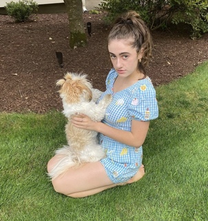 Rachel Sennott feet photo thumbnail