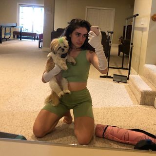 Rachel Sennott feet photo thumbnail