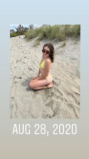 Rachel Sennott feet photo thumbnail