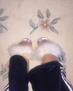 Rachel Sennott feet photo thumbnail