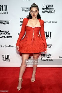 Rachel Sennott feet photo thumbnail