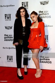 Rachel Sennott feet photo thumbnail