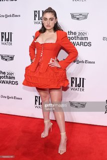 Rachel Sennott feet photo thumbnail