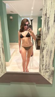 Rachel Sennott feet photo thumbnail