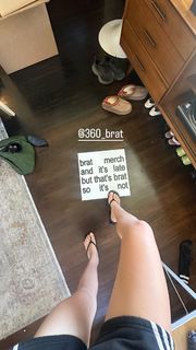 Rachel Sennott feet photo thumbnail