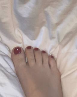 Rachel Sennott feet photo thumbnail