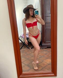 Rachel Sennott feet photo thumbnail