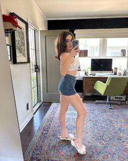 Rachel Sennott feet photo thumbnail