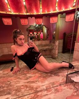 Rachel Sennott feet photo thumbnail