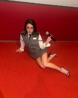 Rachel Sennott feet photo thumbnail