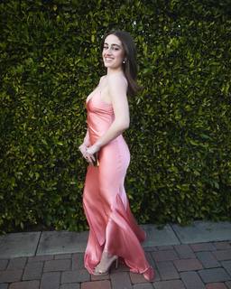 Rachel Sennott feet photo thumbnail