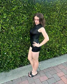 Rachel Sennott feet photo thumbnail