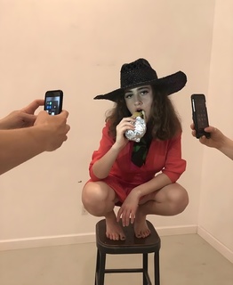 Rachel Sennott feet photo thumbnail