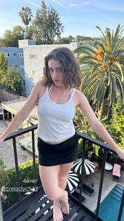 Rachel Sennott feet photo thumbnail