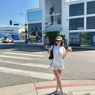 Rachel Sennott feet photo thumbnail