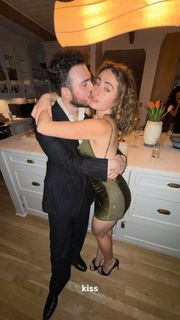 Rachel Sennott feet photo thumbnail