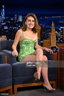 Rachel Sennott feet photo thumbnail