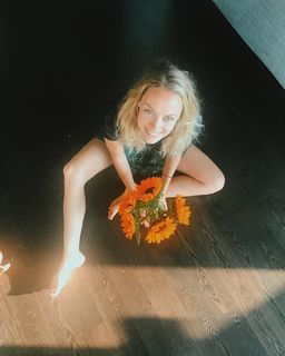 Rachel Skarsten feet photo 7