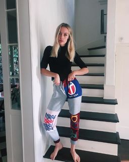 Rachel Skarsten feet photo 3