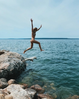 Rachel Skarsten feet photo 9