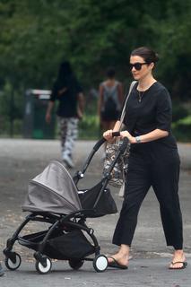 Rachel Weisz feet photo thumbnail