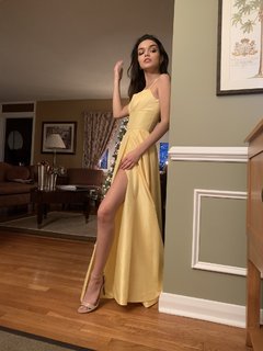 Rachel Zegler feet photo thumbnail