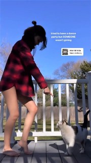 Rachel Zegler feet photo thumbnail