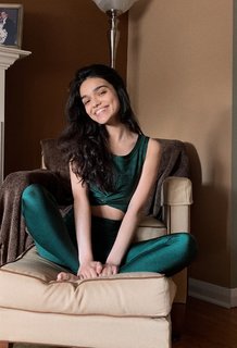 Rachel Zegler feet photo thumbnail