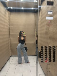 Rachel Zegler feet photo thumbnail