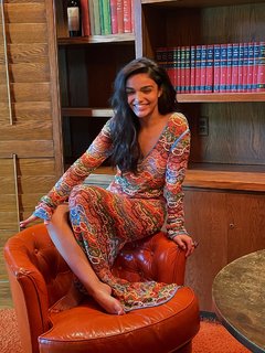 Rachel Zegler feet photo thumbnail