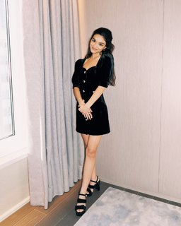 Rachel Zegler feet photo thumbnail