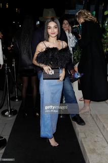 Rachel Zegler feet photo thumbnail