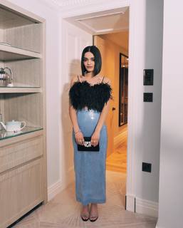 Rachel Zegler feet photo thumbnail