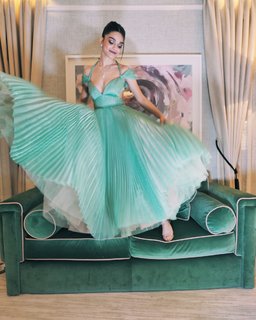 Rachel Zegler feet photo thumbnail