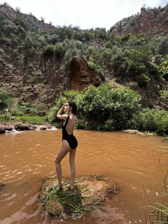 Rachel Zegler feet photo thumbnail