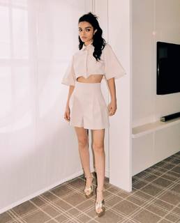 Rachel Zegler feet photo thumbnail
