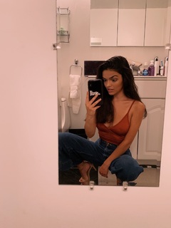 Rachel Zegler feet photo thumbnail
