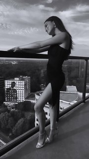Rachel Zegler feet photo thumbnail