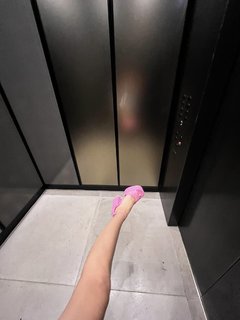 Rachel Zegler feet photo thumbnail