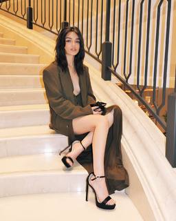 Rachel Zegler feet photo thumbnail