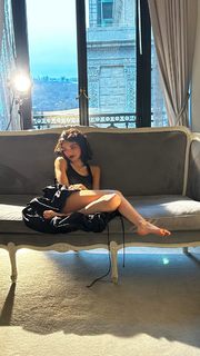 Rachel Zegler feet photo thumbnail