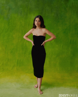 Rachel Zegler feet photo thumbnail
