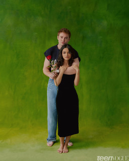 Rachel Zegler feet photo thumbnail