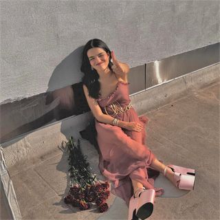 Rachel Zegler feet photo thumbnail