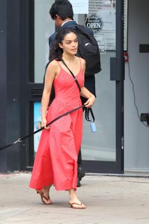 Rachel Zegler feet photo thumbnail