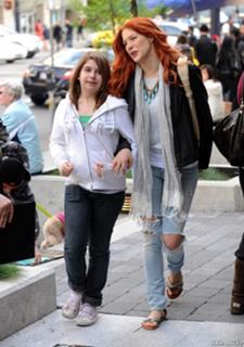 Rachelle Lefevre feet photo thumbnail