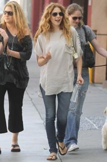 Rachelle Lefevre feet photo thumbnail