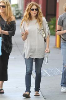 Rachelle Lefevre feet photo thumbnail