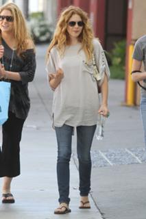 Rachelle Lefevre feet photo thumbnail